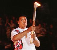 Muhammad Ali carrega a tocha olímpica na cerimónia de abertura dos Jogos Olímpicos de Atlanta, em 1996 (Reuters)
