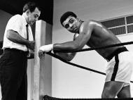Muhammad Ali com o treinador, Angelo Dundee, em 1967 (Reuters)