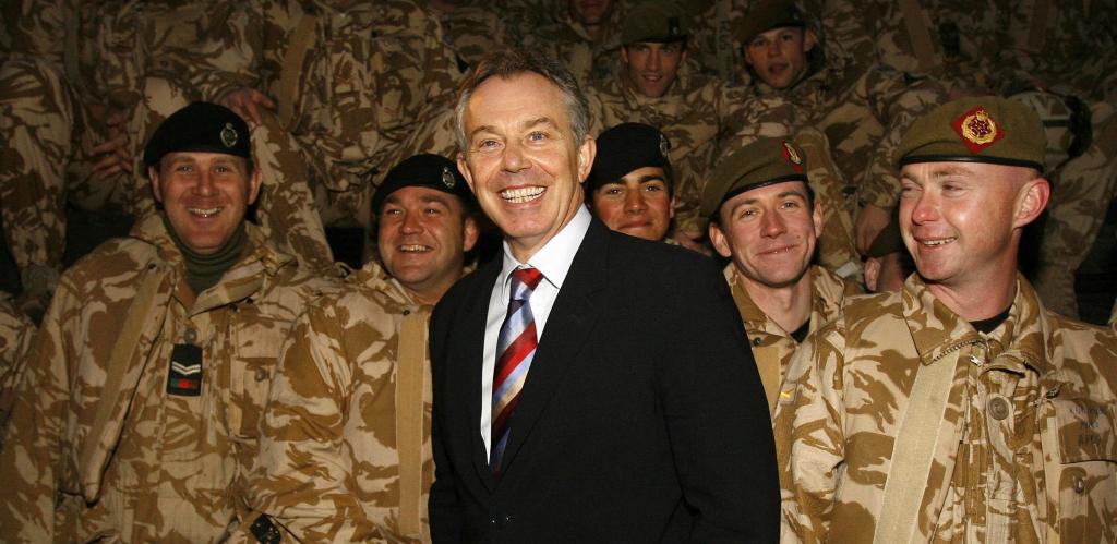 Tony Blair visita as tropas britânicas no Iraque