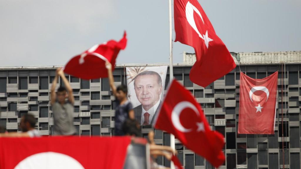 Turquia: Homenagens às vítimas e apoio a Erdogan