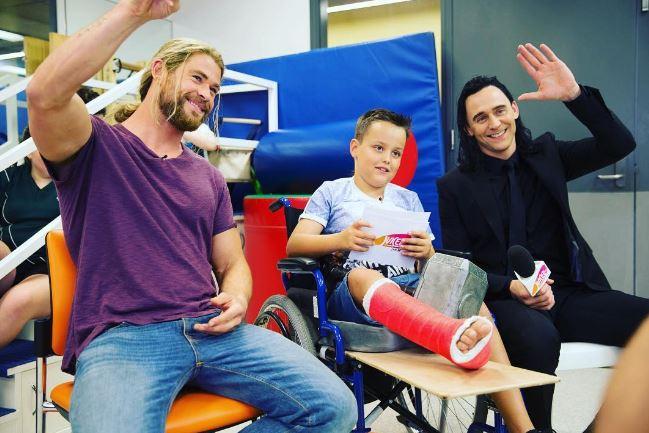 Chris Hemsworth e Tom Hiddleston levam alegria a crianças hospitalizadas