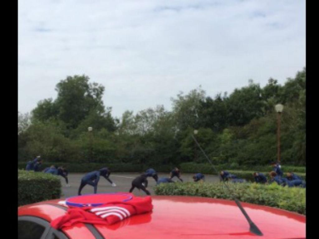 Manchester United treina no parque de estacionamento