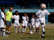 Cuba: aprender futebol com a camisola do Real Madrid