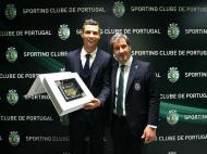 Ronaldo recebe cartão de sócio dourado, da parte do presidente do Sporting