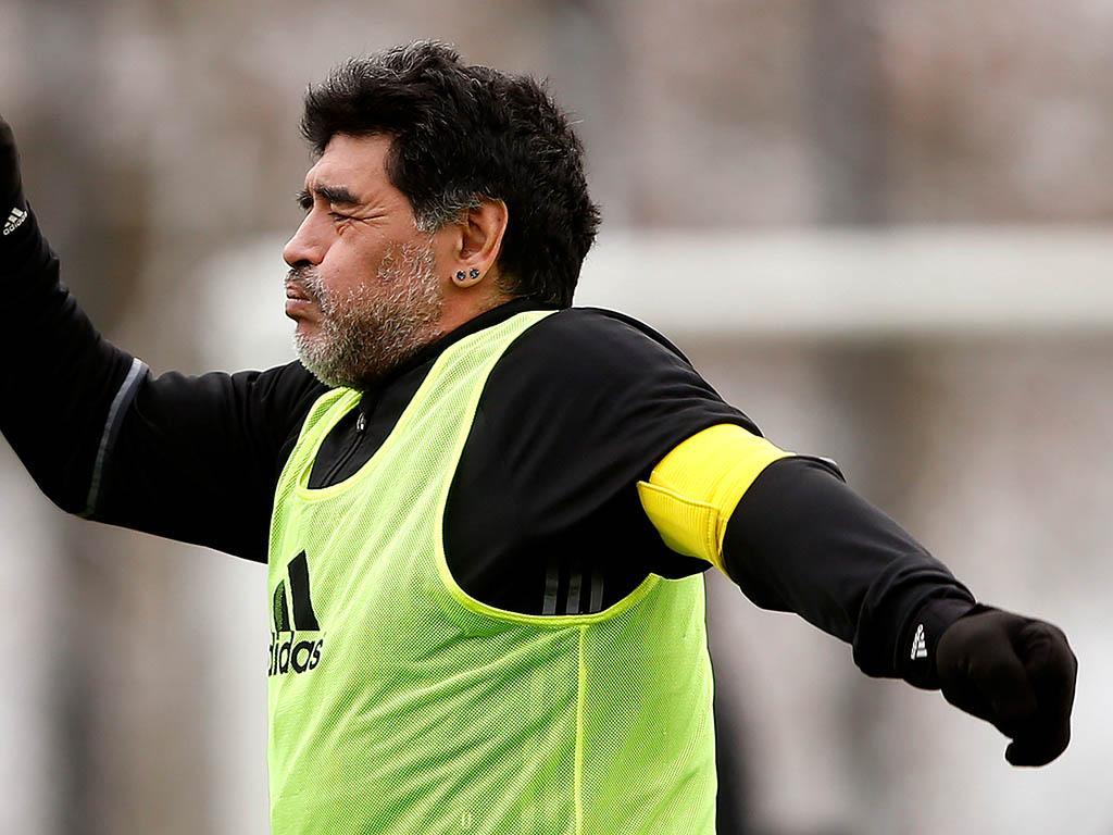 Van suicide rock Maradona revoltado: «Até o meu neto sabe quem é Batistuta» | MAISFUTEBOL