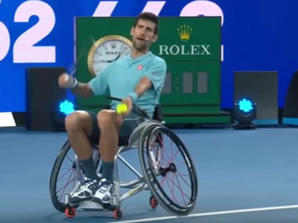 Novak Djokovic joga ténis de cadeira de rodas
