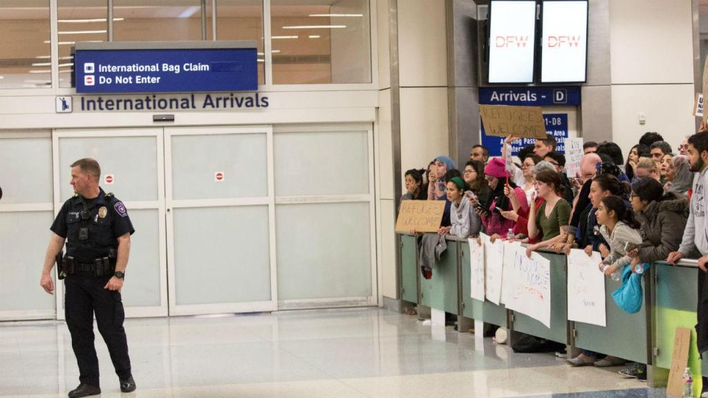 Manifestantes em protesto no aeroporto Fort Worth International, em Dallas