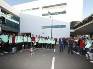 Seleção mostra a Taça na chegada à Madeira (Foto FPF/Francisco Paraíso)
