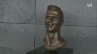 Calma, não nos esquecemos do busto de Ronaldo!
