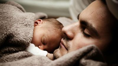 Licença parental do pai aumenta em oito dias seguidos. Mas pode significar diminuição dos dias de descanso - TVI