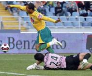 Académica-Sporting: penalty sobre Liedson (Foto Lusa)