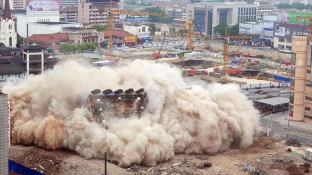 Prédio de doze andares é demolido sem aviso prévio no leste da China