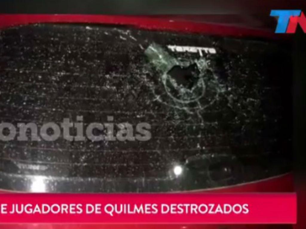 Carros dos jogadores do Quilmes vandalizados