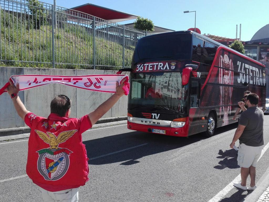 Autocarro do Benfica já está «vestido» à Tetra