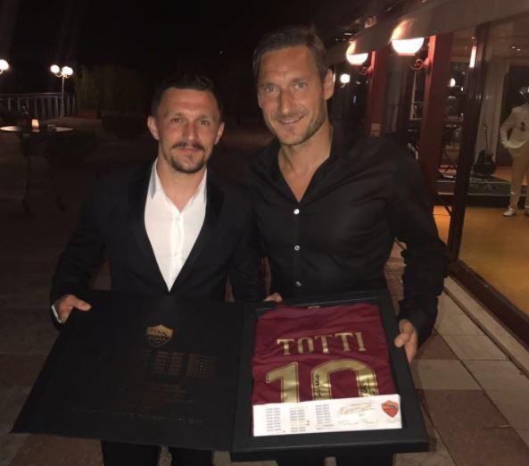 Mário Rui recebe camisola de Totti (instagram)