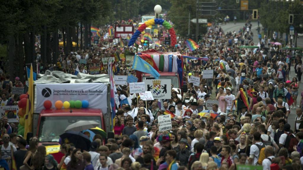 Milhares em Berlim na primeira marcha após legalização de casamento homossexual