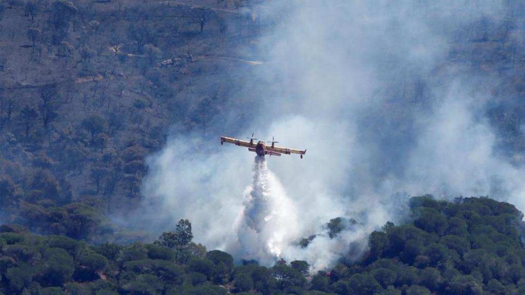 Avião canadair apaga incêndio no sul de França