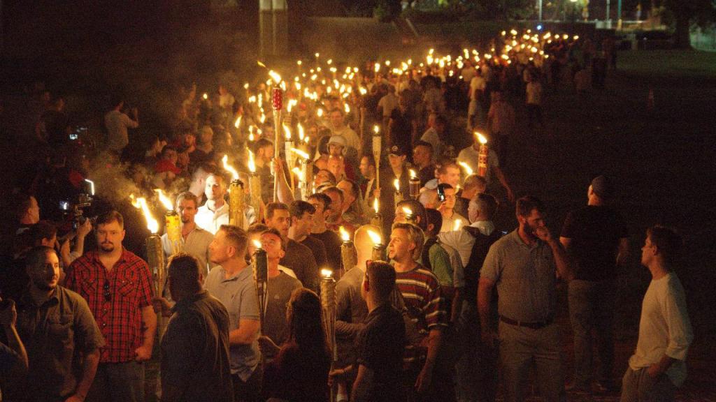 Supremacistas brancos em protesto, em Charlottesville