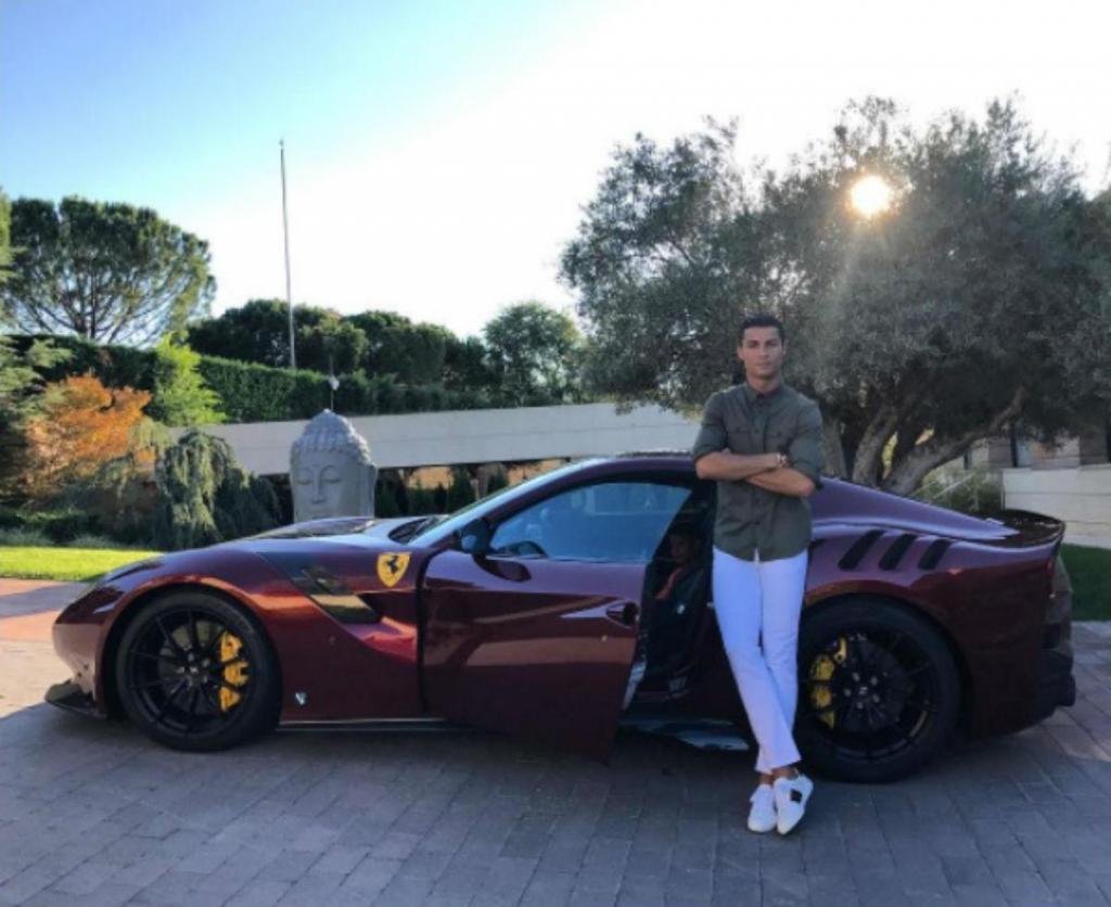 Cristiano Ronaldo e o seu Ferrari F12tdf (reprodução Instagram)
