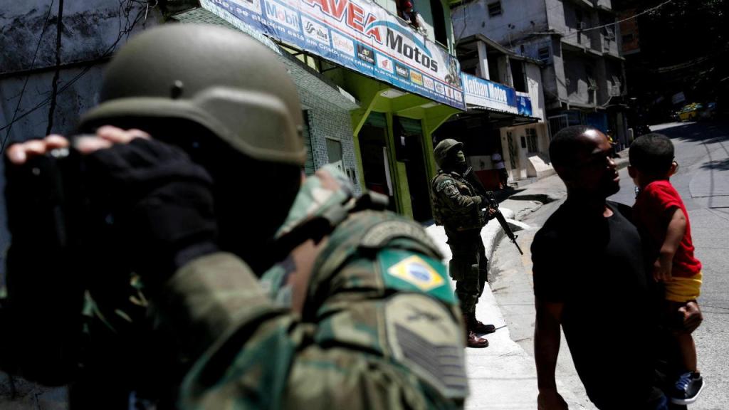 Favela da Rocinha no Brasil cercada por militares 