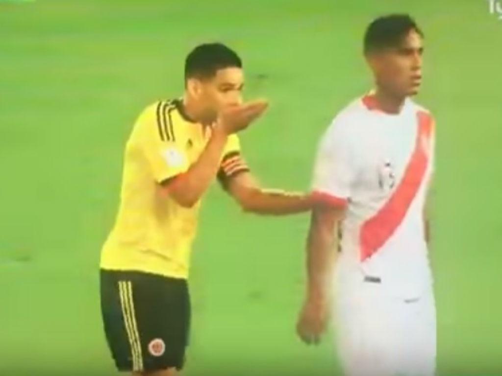 Falcao fala com jogadores do Peru