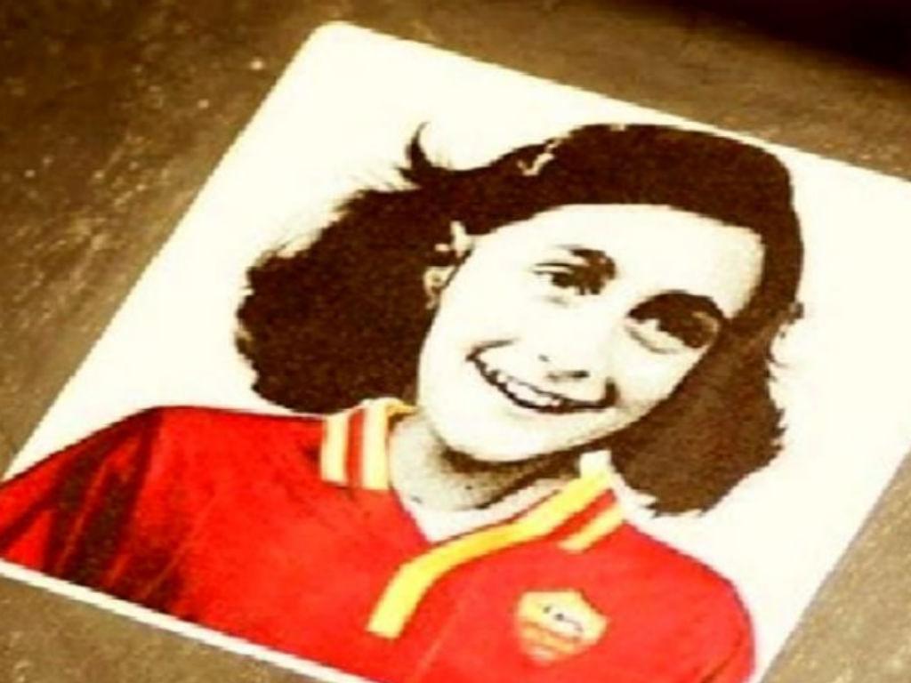 Anne Frank com a camisola da Roma