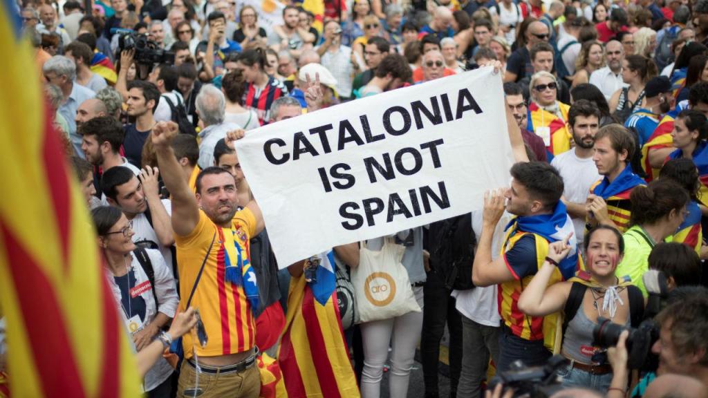 Nas ruas da Catalunha, houve festa após o parlamento declarar a independência