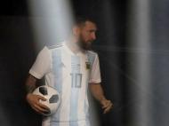 Messi segura a bola do Mundial ( Lusa )
