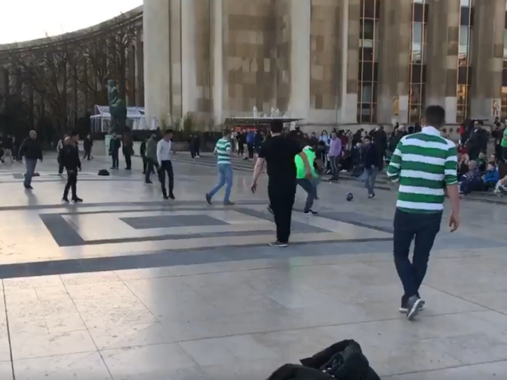 PSG-Celtic (adeptos junto à Torre Eiffel)