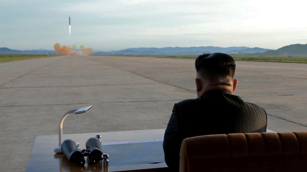 Kim Jong Un observa disparo de míssil