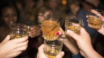 OMS quer bebidas alcoólicas mais caras e com menos marketing - TVI