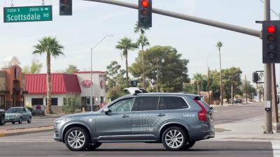 Carros autónomos da Uber tinham falha letal: ignoravam peões fora das passadeiras - TVI