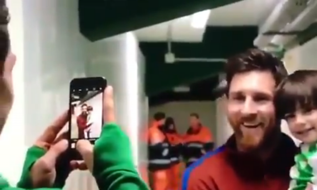 Filho de Guardado conhece Messi (vídeo twitter)