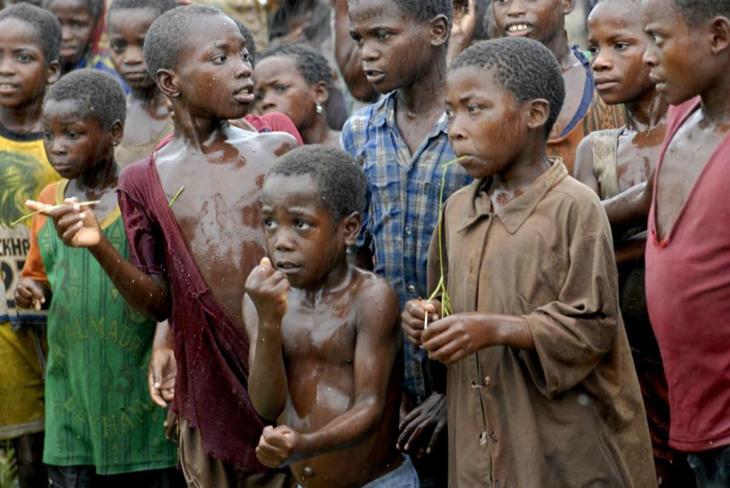 Moçambique - crianças aguardam por comida em Samarusha (arquivo)