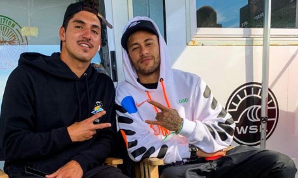Neymar foi a Peniche ver surf