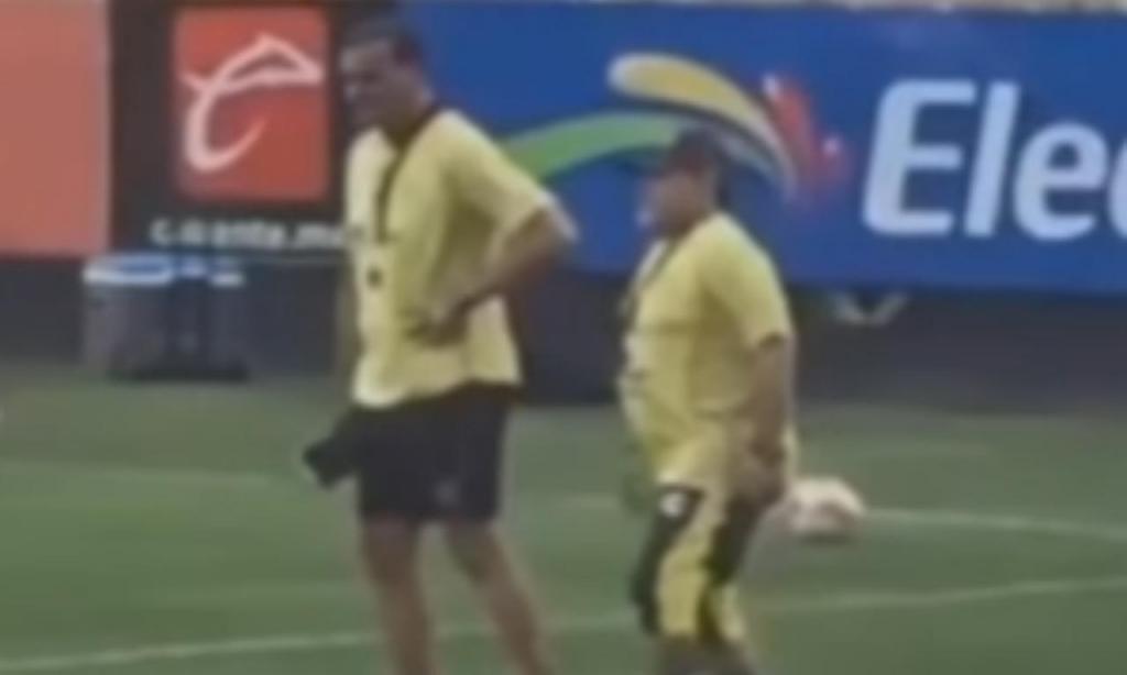 Maradona com dificuldades em caminhar num treino do Dorados