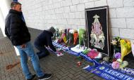 Pessoas deixam flores e mensagens no estádio do Leicester (REUTERS/Peter Nicholls)