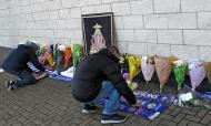 Pessoas deixam flores e mensagens no estádio do Leicester (REUTERS/Peter Nicholls)