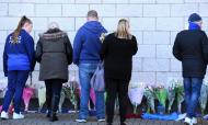 Pessoas deixam flores e mensagens no estádio do Leicester (EPA/TIM KEETON)
