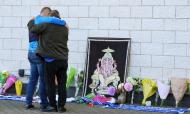 Pessoas deixam flores e mensagens no estádio do Leicester (EPA/TIM KEETON)