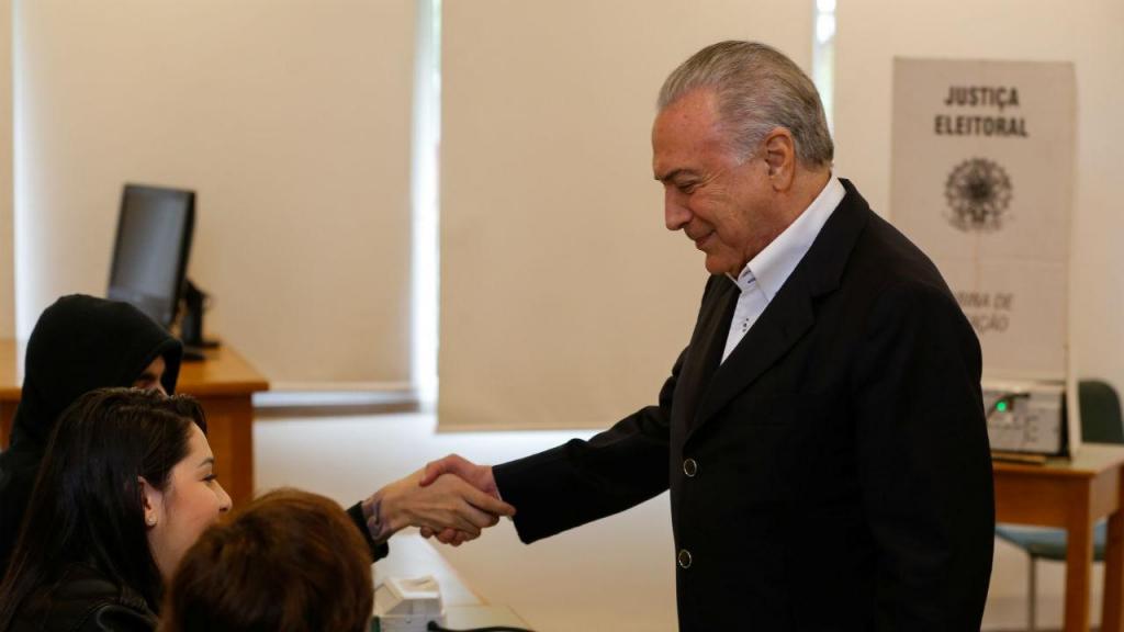 Michel Temer vota nas presidenciais do Brasil
