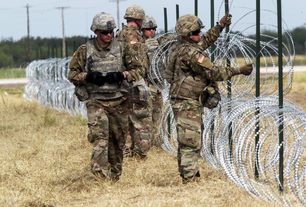 Militares norte-americanos preparam-se para a chegada da caravana de migrantes