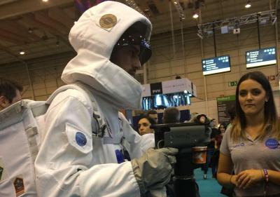 "Astronautas" tiram café em máquina portátil na Web Summit - TVI