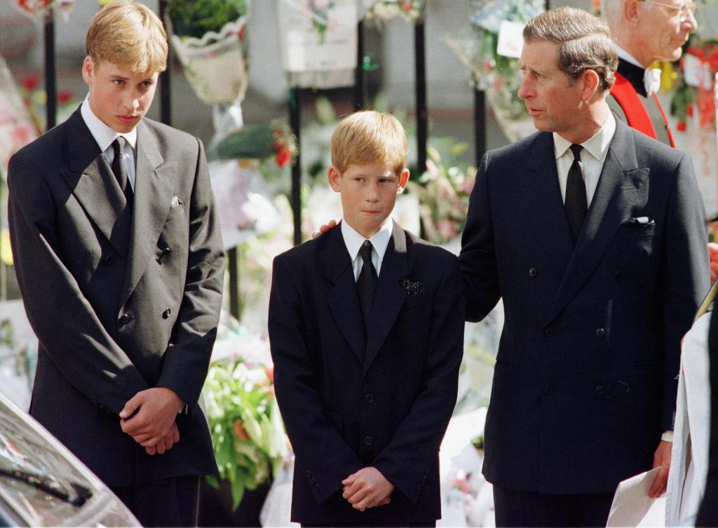Príncipe Carlos com os filhos, os príncipes William e Harry, junto ao caixão da Princesa Diana
