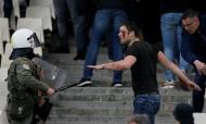 Distúrbios nas bancadas no AEK-Ajax (REUTERS/Costas Baltas)