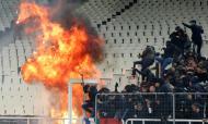 Distúrbios nas bancadas no AEK-Ajax (REUTERS/Costas Baltas)
