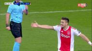 Huntelaar assiste para Tadic bisar e colocar Ajax com pé e meio nos oitavos