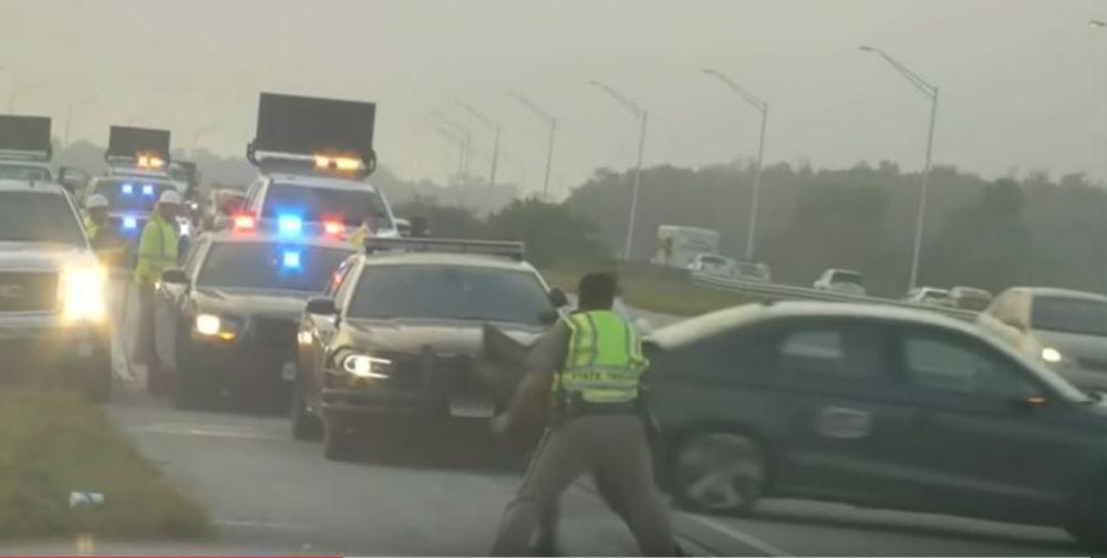 Polícia atropelado na autoestrada (captura YouTube)