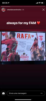 Cartazes que o Benfica encontrou no balneário de Alvalade