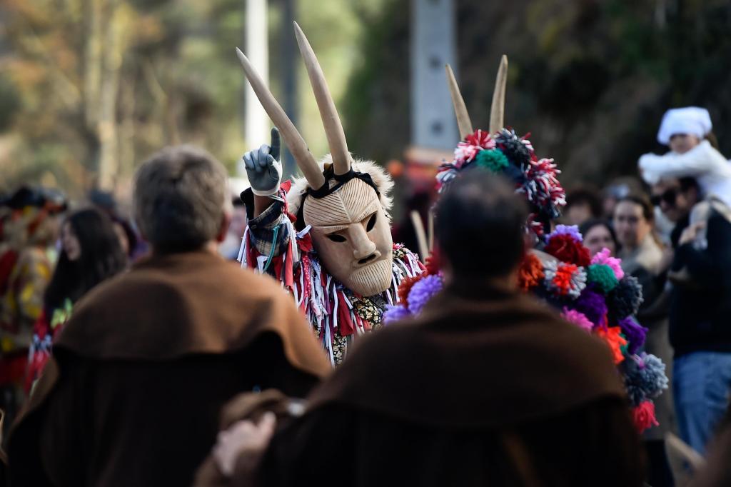 Máscaras esculpidas em madeira entre as principais atrações do Carnaval de Lazarim